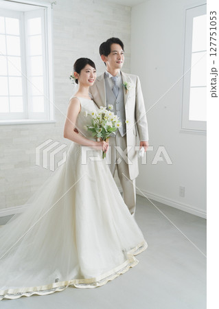 ドレス姿の新婦とタキシード姿の新郎　ウエディングイメージ 127751053