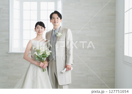 ドレス姿の新婦とタキシード姿の新郎　ウエディングイメージ 127751054