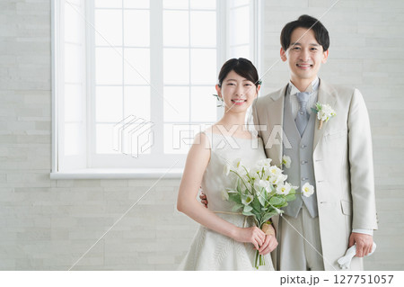 ドレス姿の新婦とタキシード姿の新郎　ウエディングイメージ 127751057