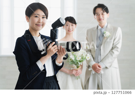 新郎新婦とカメラマン　ウエディングイメージ 127751066