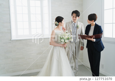 新郎新婦とウエディングプランナー ウエディングイメージ 新郎新婦とウエディングプランナー ウエディングイメージ 127751070