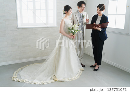 新郎新婦とウエディングプランナー ウエディングイメージ 新郎新婦とウエディングプランナー ウエディングイメージ 127751071