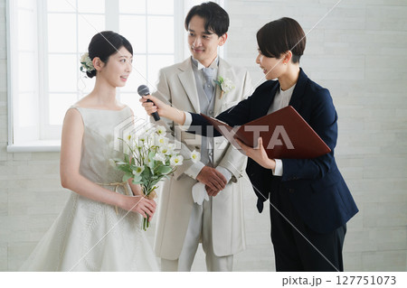 新郎新婦と披露宴の司会 ウエディングイメージ 新郎新婦と披露宴の司会 ウエディングイメージ 127751073