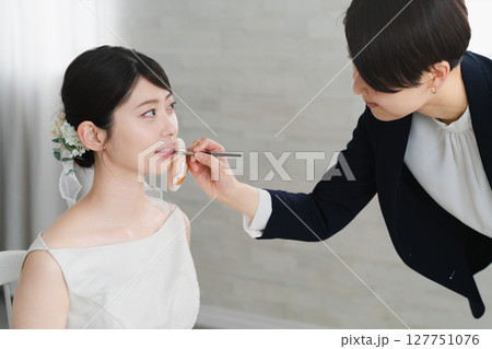 メイクアップされている新婦 ウエディングイメージ メイクアップされている新婦 ウエディングイメージ 127751076