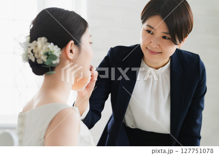メイクアップされている新婦　ウエディングイメージ 127751078