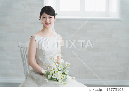 ウエディングドレス姿の新婦 ウエディングイメージ ウエディングドレス姿の新婦 ウエディングイメージ 127751084