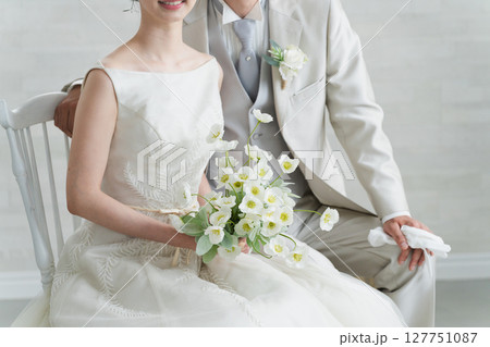 ドレス姿の新婦とタキシード姿の新郎　ウエディングイメージ 127751087