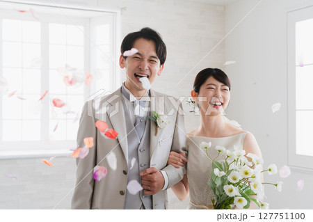 フラワーシャワーを受ける新郎新婦　ウエディングイメージ 127751100