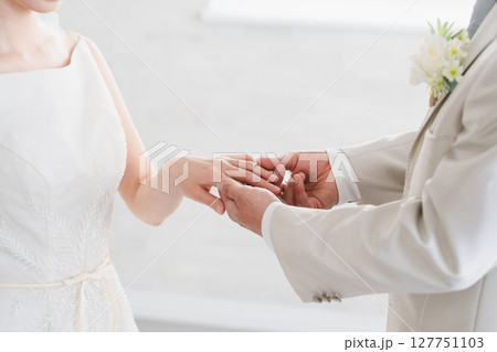 指輪交換をする新郎新婦 ウエディングイメージ 指輪交換をする新郎新婦 ウエディングイメージ 127751103