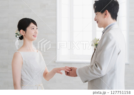 指輪交換をする新郎新婦 ウエディングイメージ 指輪交換をする新郎新婦 ウエディングイメージ 127751158
