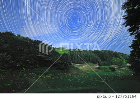 北の星の軌跡と棚田を舞うホタルの軌跡 北の星の軌跡と棚田を舞うホタルの軌跡 127751164