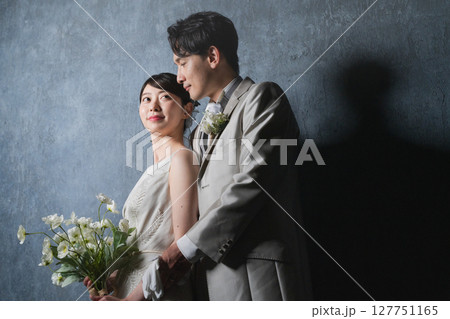 寄り添う新郎新婦　ウエディングイメージ 127751165