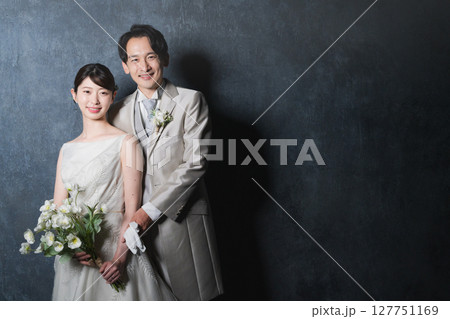 寄り添う新郎新婦　ウエディングイメージ 127751169