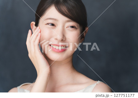 スキンケアをする若い女性 ビューティイメージ スキンケアをする若い女性 ビューティイメージ 127751177