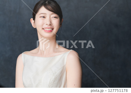 スキンケアをする若い女性 ビューティイメージ スキンケアをする若い女性 ビューティイメージ 127751178