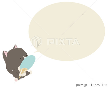 うちわで扇ぐハチワレ猫。吹き出し付き 127751186