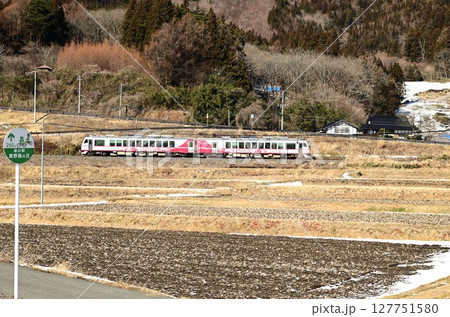 道の駅 遠野風の丘付近の水田地帯から見える釜石線 道の駅 遠野風の丘付近の水田地帯から見える釜石線 127751580