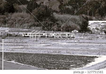 道の駅 遠野風の丘付近の水田地帯から見える釜石線 127751581