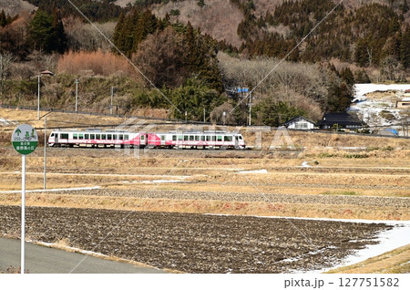 道の駅 遠野風の丘付近の水田地帯から見える釜石線 道の駅 遠野風の丘付近の水田地帯から見える釜石線 127751582