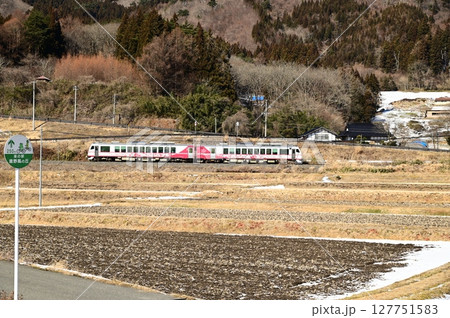 道の駅 遠野風の丘付近の水田地帯から見える釜石線 127751583