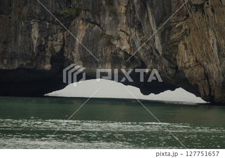 Marine notch cave. Marine notch cave. 127751657