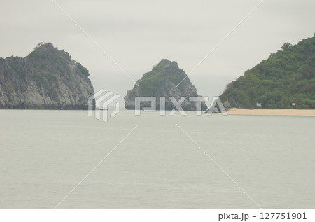 Limestone cliffs and sandy beach. 127751901