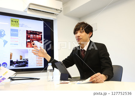 会議室でミーティングするビジネスマン 127752536