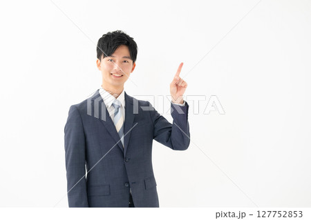 スーツ　男性　指差し 127752853