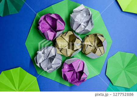 折り紙で作った蓮 127752886