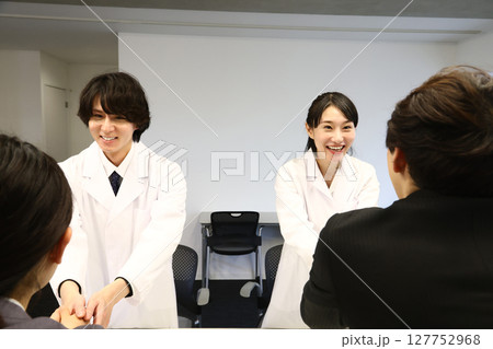 打ち合わせをする医師 127752968