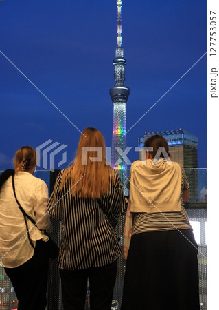 ライトアップされたスカイツリーを眺める観光客　浅草観光 127753057