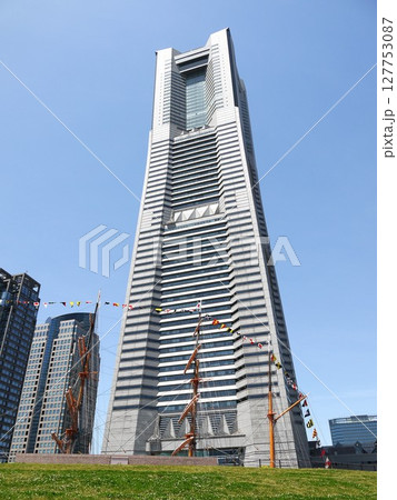 ランドマークタワーを見上げる ランドマークタワーを見上げる 127753087