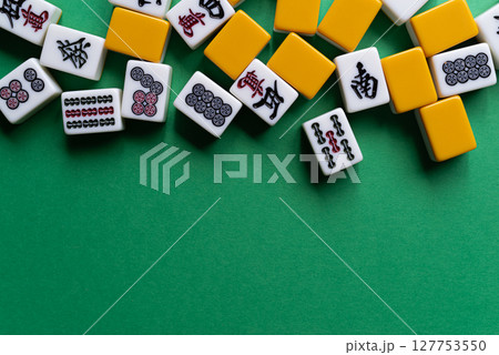 緑背景にマージャン牌 127753550