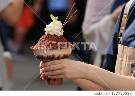 人気のかき氷　チョコパウダーいっぱいのかき氷 127753555