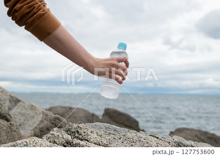ペットボトルの水を持っている人 127753600