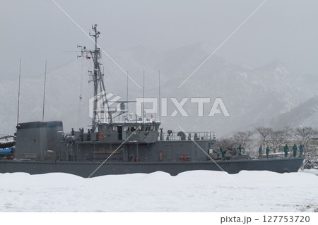 冬の朝、雪の日の掃海艇 冬の朝、雪の日の掃海艇 127753720