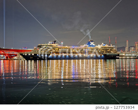 神戸港に停泊中の豪華客船セレブリティミレニアム 127753934