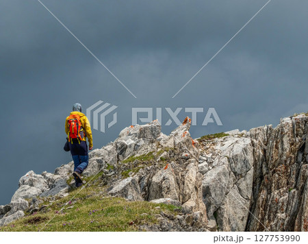 Track along the edge of the cliff. Track along the edge of the cliff. 127753990