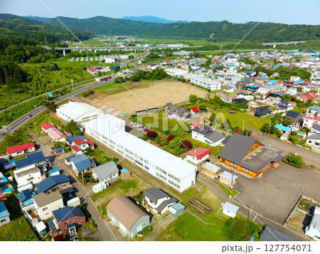 初夏の北海道八雲町で落部中学校の風景を空撮 初夏の北海道八雲町で落部中学校の風景を空撮 127754071