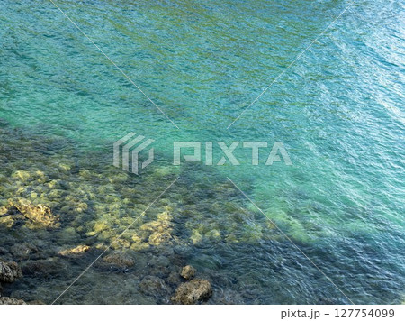 伊計大橋の上から見える海 127754099