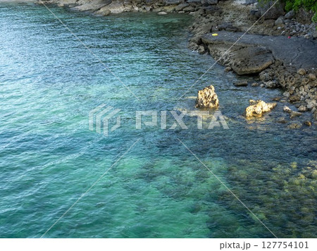 伊計大橋の上から見える海 127754101
