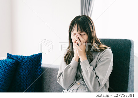 お腹が張って苦しさを感じる妊婦 お腹が張って苦しさを感じる妊婦 127755381