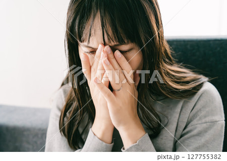 お腹が張って苦しさを感じる妊婦 お腹が張って苦しさを感じる妊婦 127755382