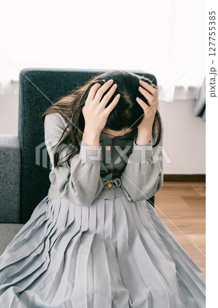 お腹が張って苦しさを感じる妊婦 お腹が張って苦しさを感じる妊婦 127755385