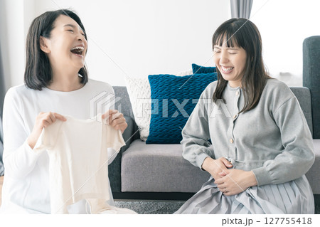 出産準備をしながら明るい未来の話をする母と娘 出産準備をしながら明るい未来の話をする母と娘 127755418