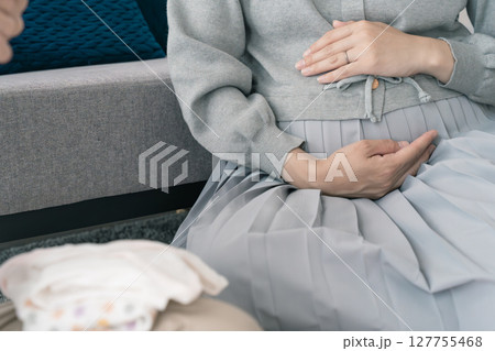 出産準備をしながら明るい未来の話をする母と娘 出産準備をしながら明るい未来の話をする母と娘 127755468