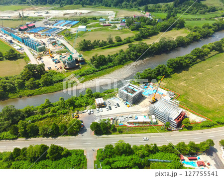 初夏の北海道八雲町でJR北海道新幹線八雲駅周辺工事現場の風景を空撮 127755541