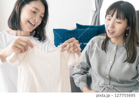 出産準備をしながら明るい未来の話をする母と娘 出産準備をしながら明るい未来の話をする母と娘 127755695