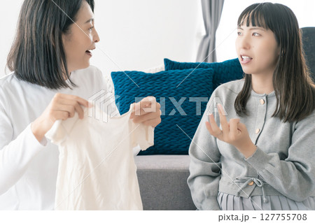 出産準備をしながら明るい未来の話をする母と娘 出産準備をしながら明るい未来の話をする母と娘 127755708