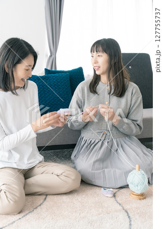 ベビーシューズを編む母と娘 ベビーシューズを編む母と娘 127755737